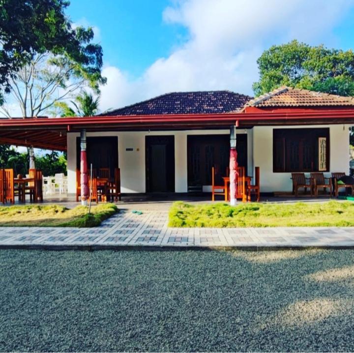 Tharurashmi Sea Pond Villa & Surf Hostel - Hiriketiya Диквелла Экстерьер фото