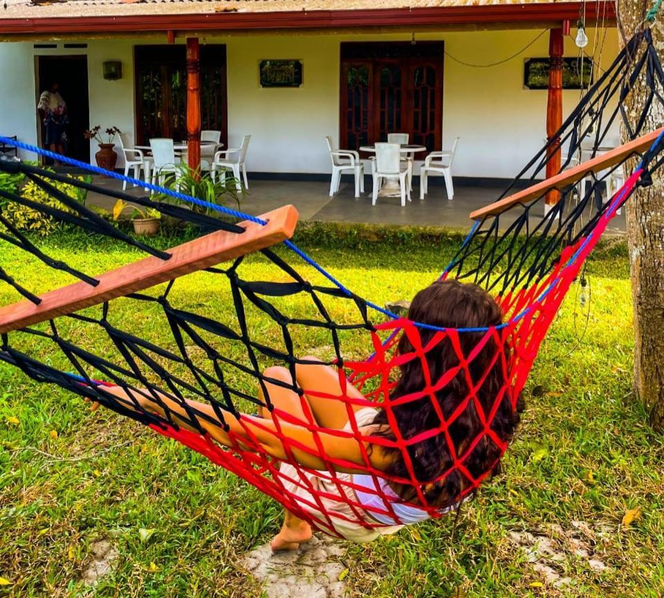 Tharurashmi Sea Pond Villa & Surf Hostel - Hiriketiya Диквелла Экстерьер фото